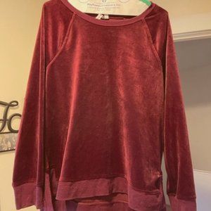 Women's marroon velour top Size Large, brand is Cab;e & gauge
